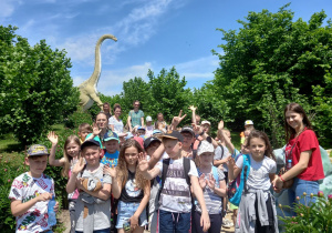 Uczestnicy wycieczki do Dinoparku w Kołacinku